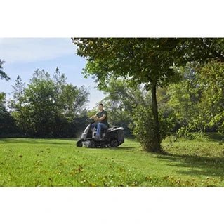 Alpina Cortacésped autopropulsado térmico AT2 66 QA - 66 cm de corte - expulsión con cubeta de 150 l - Tactic Bikes