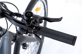 Bicicleta eléctrica Moma Bikes E - ROAD PRO 28 , totalmente equipada con componentes Shimano, 8 velocidades, frenos de disco hidráulicos y una batería de iones de litio integrada y extraíble de 36V 10Ah. - Tactic Bikes