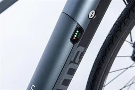 Bicicleta eléctrica Moma Bikes E - ROAD PRO 28 , totalmente equipada con componentes Shimano, 8 velocidades, frenos de disco hidráulicos y una batería de iones de litio integrada y extraíble de 36V 10Ah. - Tactic Bikes